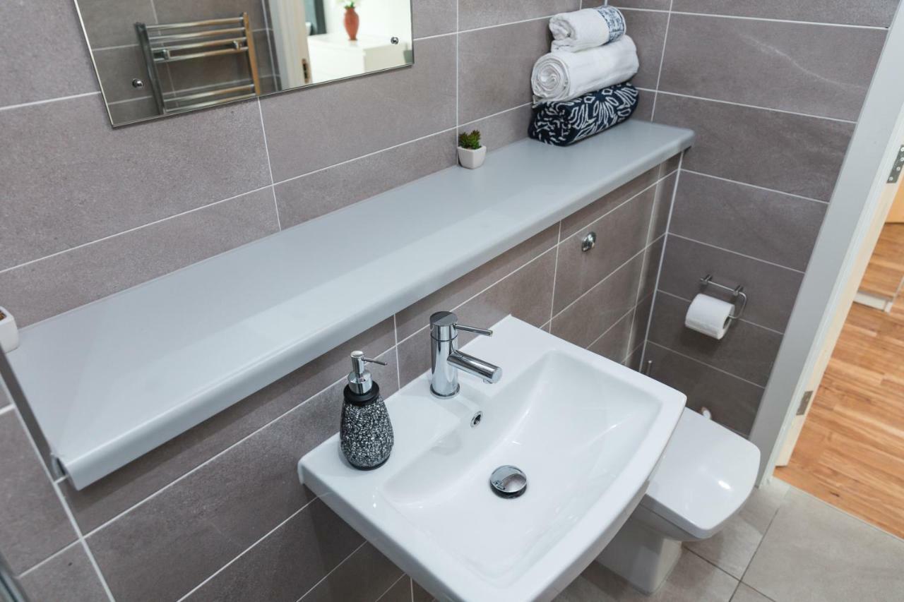 Free Street Parking Subject To Availability Apartamento Manchester